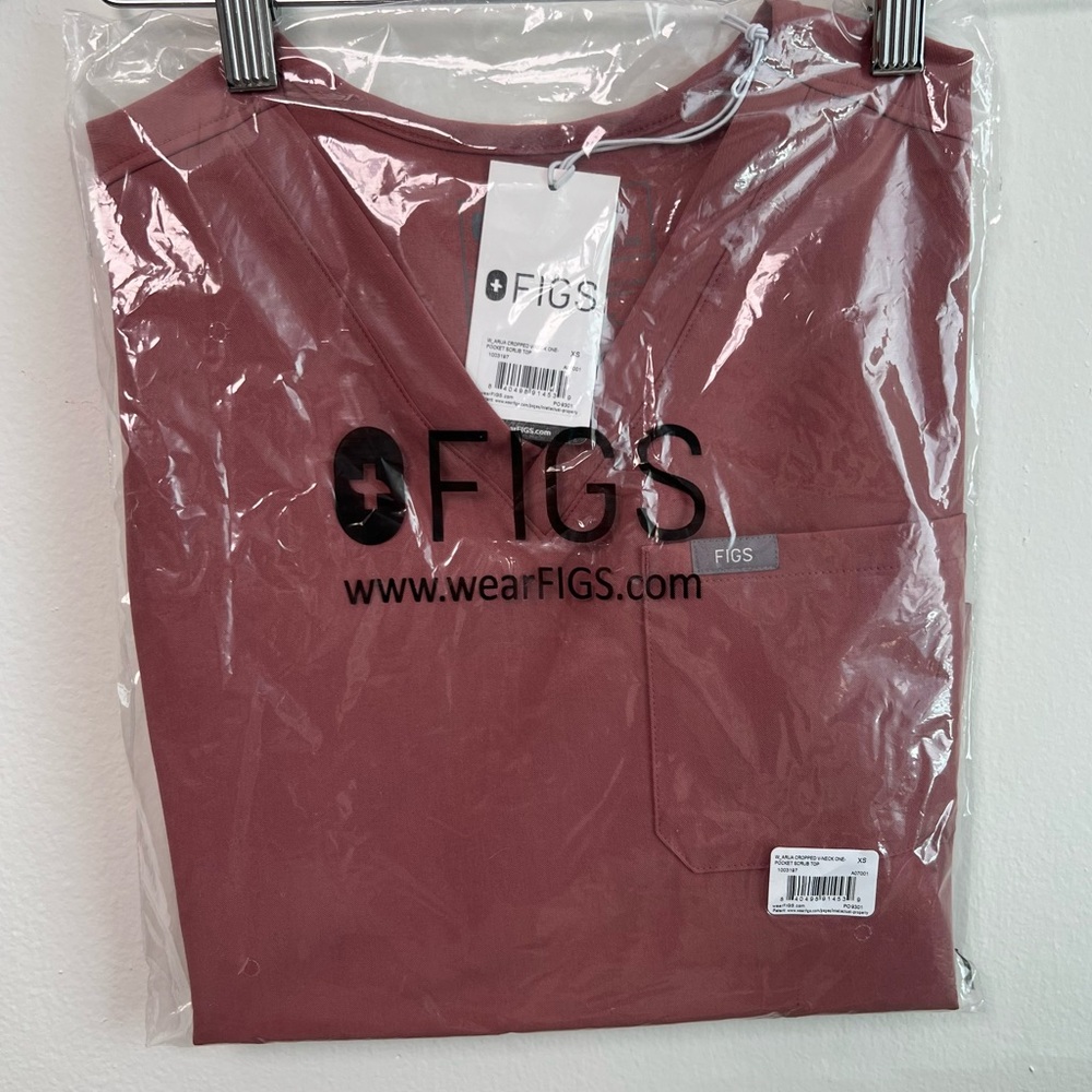 Mauve Figs Arua Cropped V-Neck One-Pocket Scrub Top